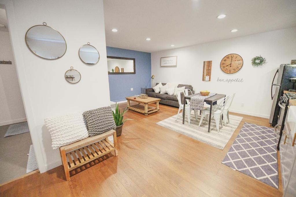 ノースハリウッドにあるCharming Valley Village Guesthouse Permit # HSR two three zero zero 2794のソファとテーブルのあるリビングルーム