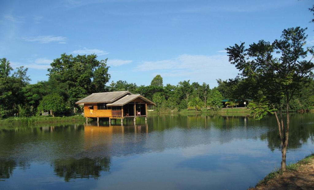 una casa en medio de un lago en Isaan Perazim Park en Roi Et