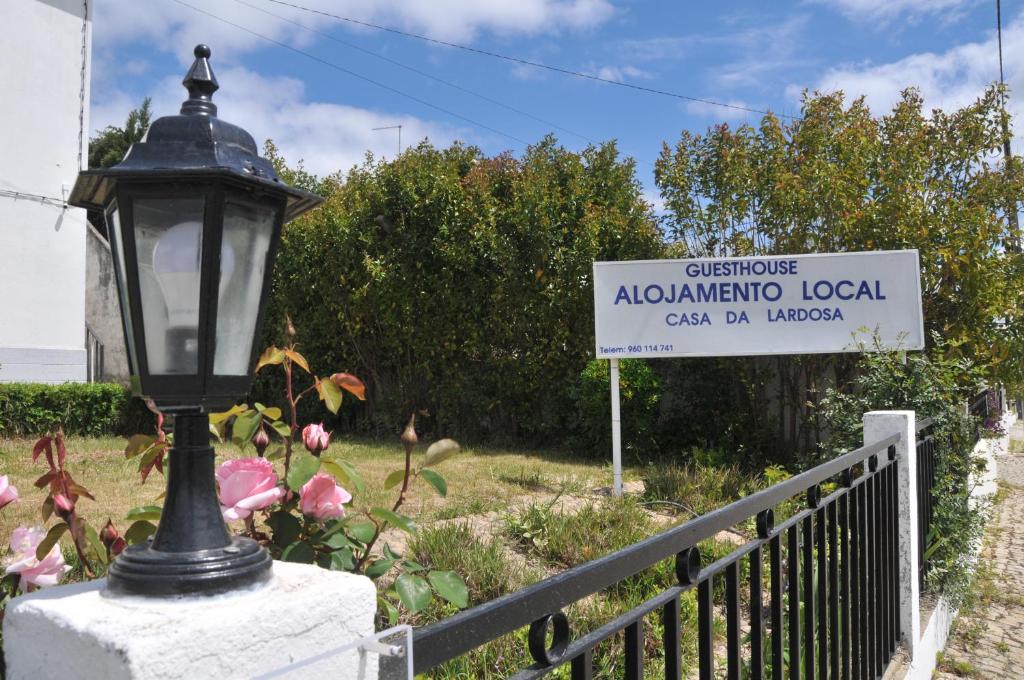 uma luz de rua em frente a uma placa em Casa da Lardosa em Lardosa