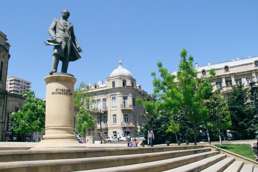 Una statua di un uomo davanti a un edificio di CTH-Baku-Hostel a Baku