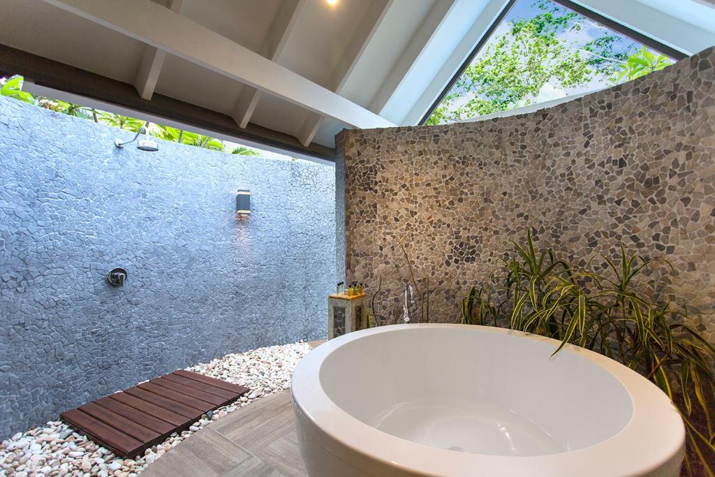 Koupelna v ubytování Warwick Le Lagon Resort & Spa, Vanuatu