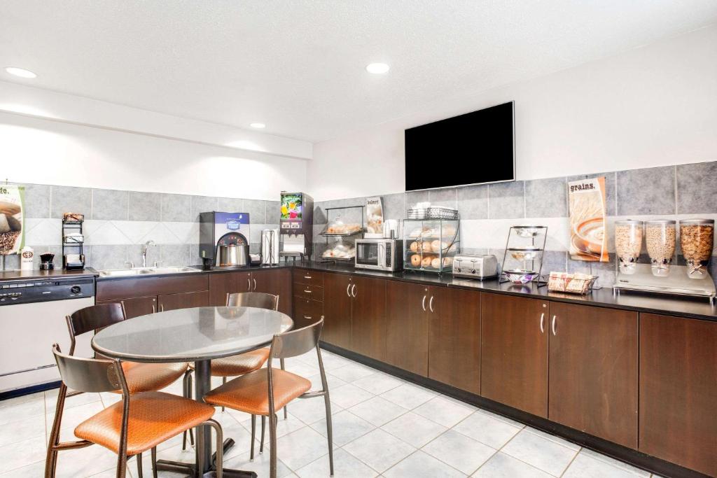 Kuchyň nebo kuchyňský kout v ubytování Microtel Inn & Suites Bath