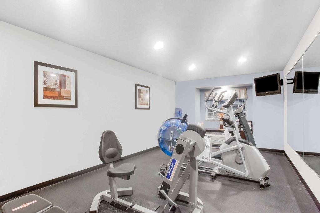 Fitness centrum a/nebo fitness zařízení v ubytování Microtel Inn & Suites Bath