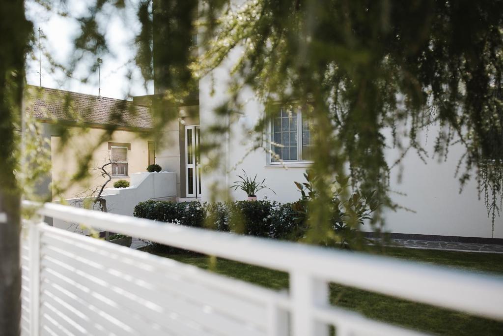 einen weißen Zaun vor einem weißen Haus in der Unterkunft B&B "Al Colle 11" in Fano