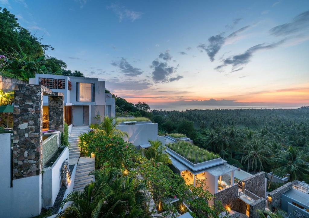 uma vista aérea de uma casa com um pôr-do-sol em Svarga Resort Lombok em Senggigi