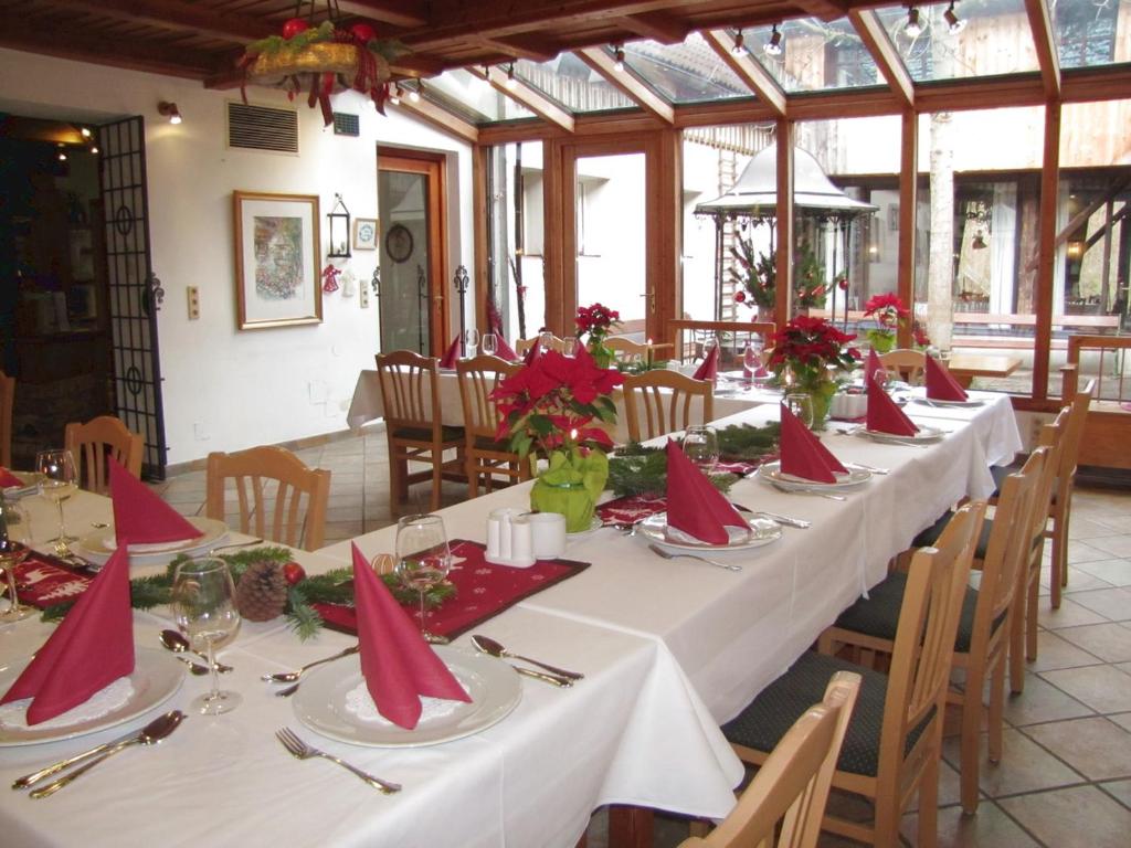Reštaurácia alebo iné gastronomické zariadenie v ubytovaní Steinschalerhof