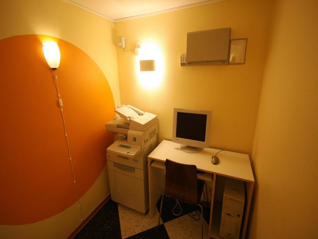 TV a/nebo společenská místnost v ubytování Hotell Linnéa