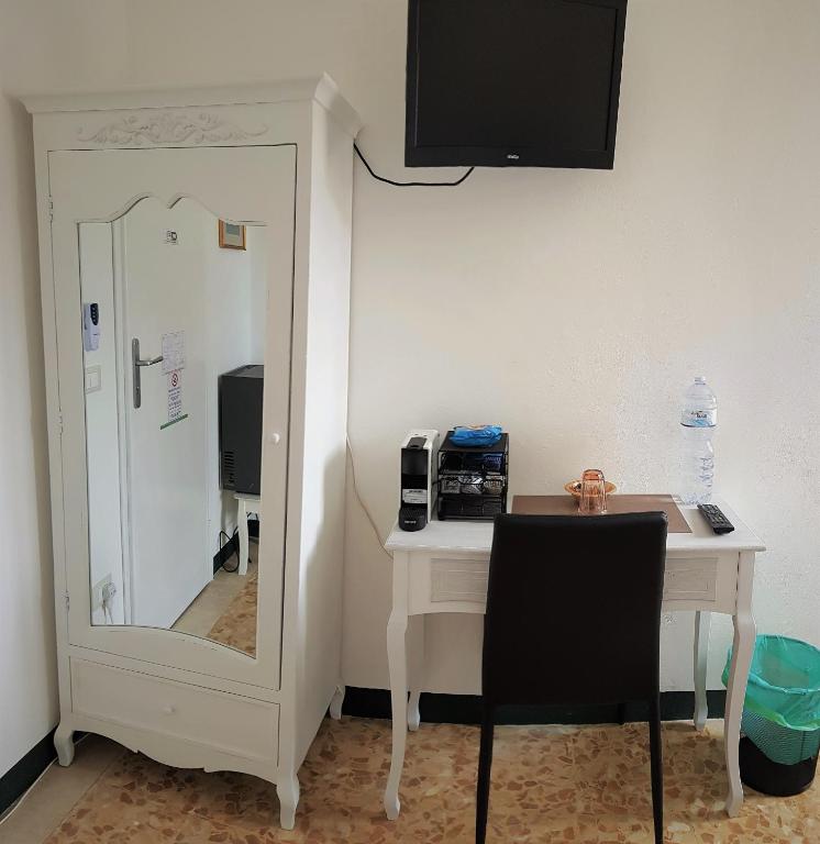 TV a/nebo společenská místnost v ubytování Le Midi Versilia