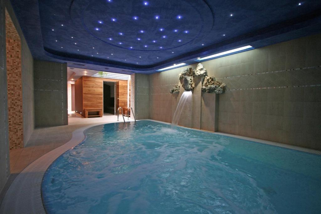bañera de hidromasaje en una habitación con techo de estrellas en Tornácos Hotel - Hegykő, en Hegykő