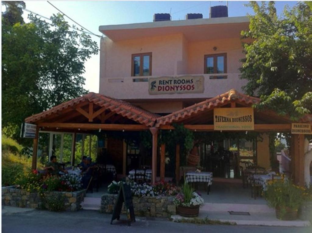 un edificio con un cartel que lee un restaurante en Dionysus Lasithi Plateau, en Magoulás