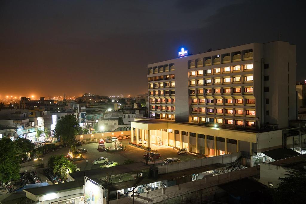 un bâtiment avec une lumière bleue au-dessus de celui-ci la nuit dans l'établissement Dolphin Hotel, à Visakhapatnam