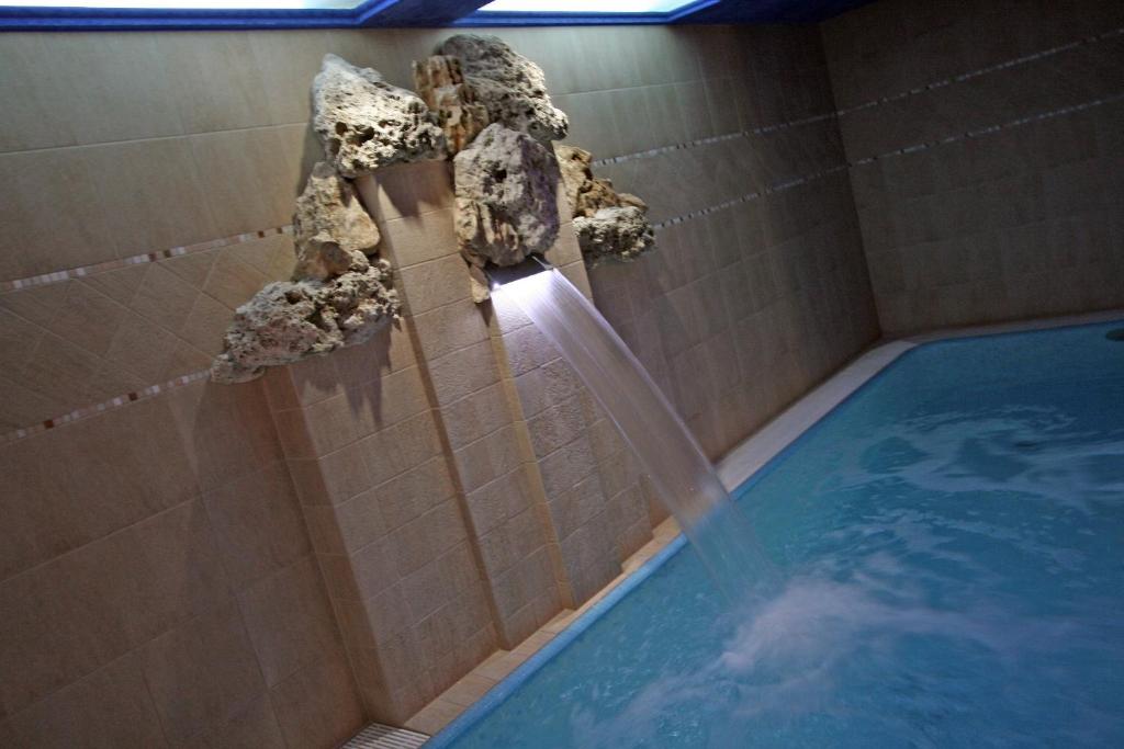 Bazén v ubytovaní Tornácos Hotel - Hegykő alebo v jeho blízkosti