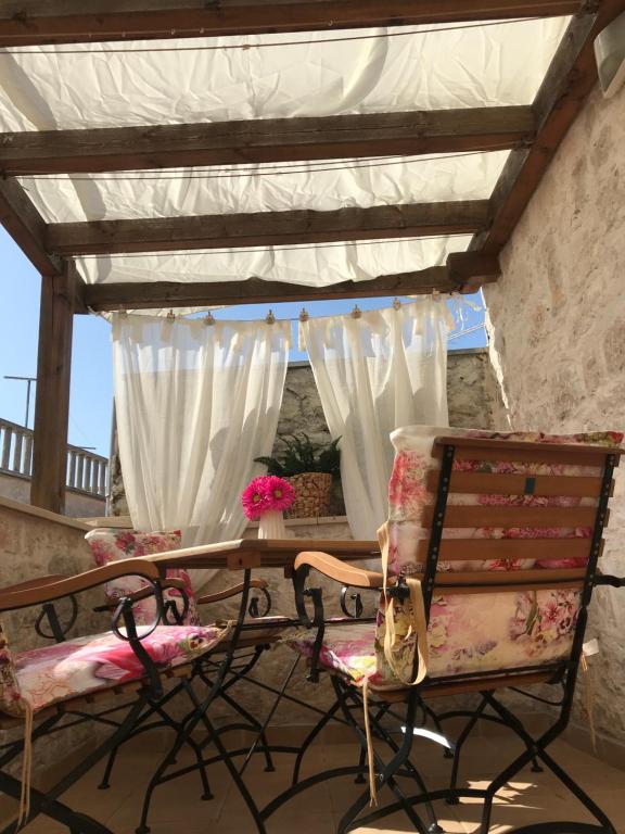 eine Terrasse mit einem Tisch und 2 Stühlen auf einer Veranda in der Unterkunft Apartman Toni in Tribunj