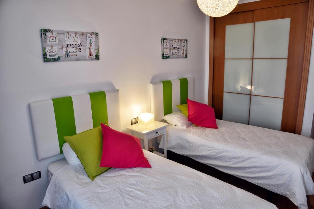 Postel nebo postele na pokoji v ubytování WonderStays Apartamento La Jabega