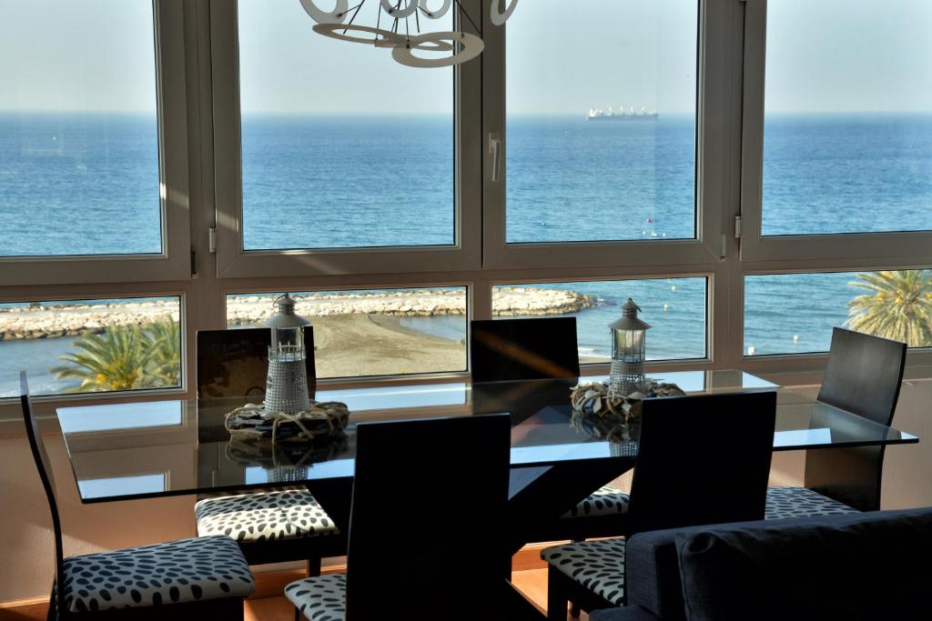 comedor con mesa y vistas al océano en Apartamento La Jabega en Málaga