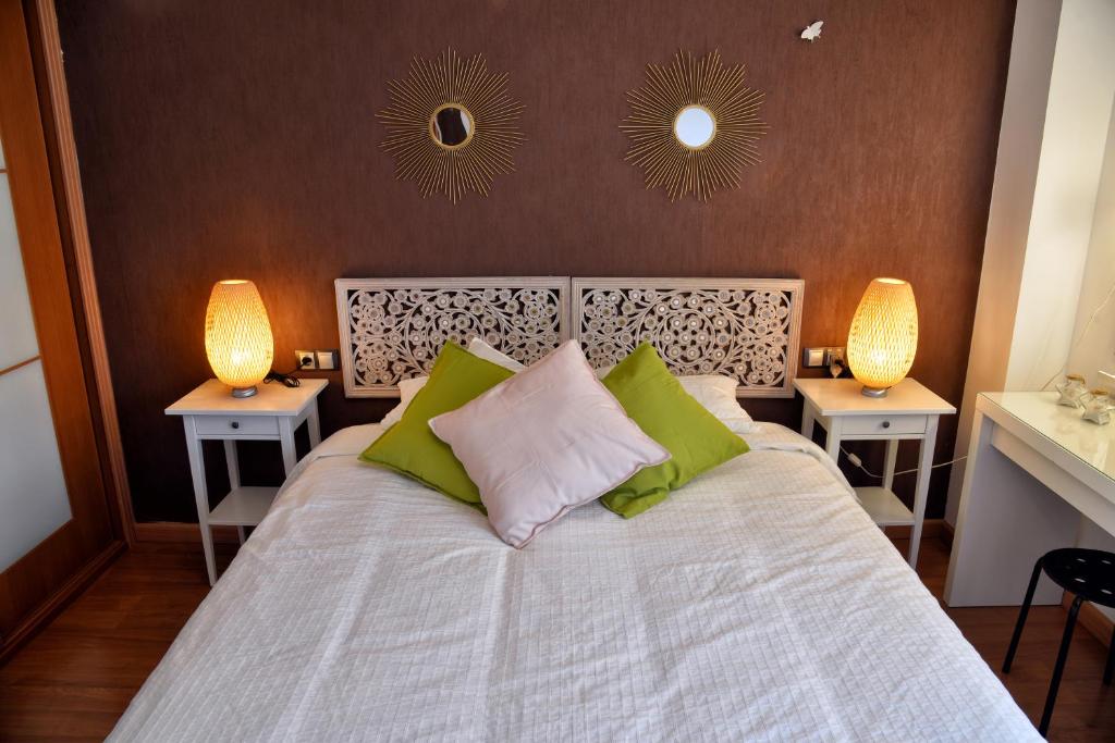 Postel nebo postele na pokoji v ubytování WonderStays Apartamento La Jabega