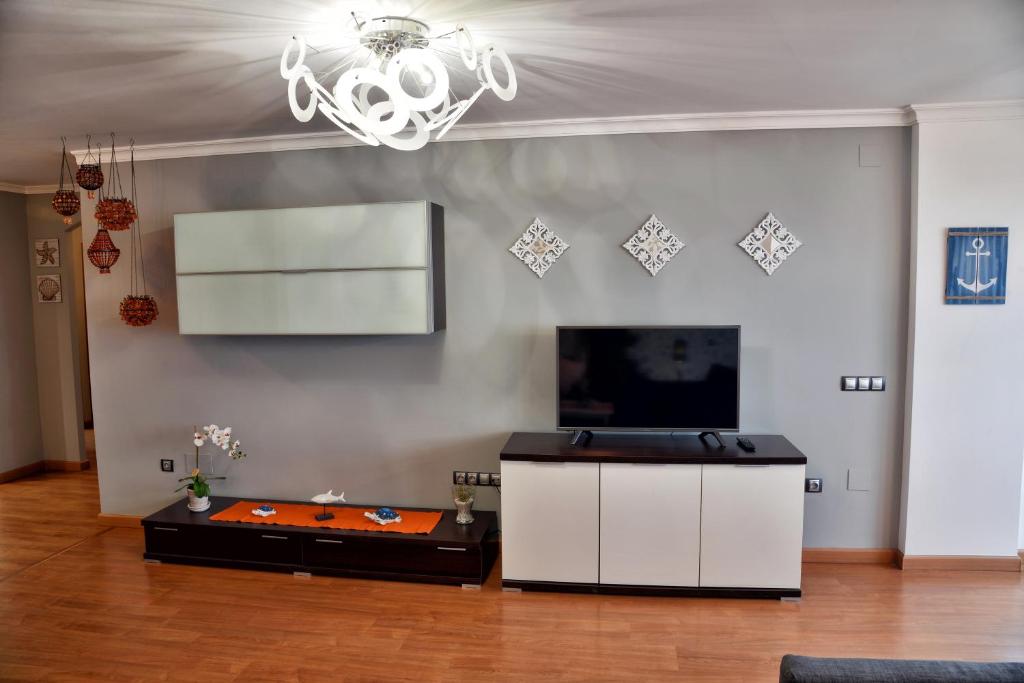 TV a/nebo společenská místnost v ubytování WonderStays Apartamento La Jabega