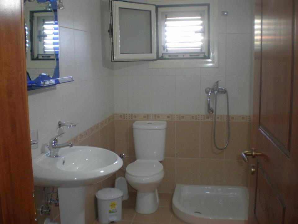 Koupelna v ubytování Dhori House Dhermi