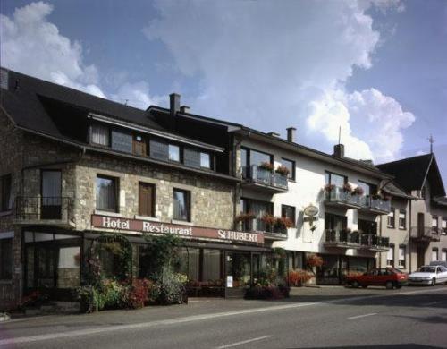 ein großes Gebäude an der Straßenseite in der Unterkunft Hotel Saint-Hubert in Malmedy