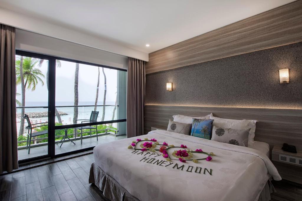 Photo of Honeymoon Room with Balcony and Seaview #3