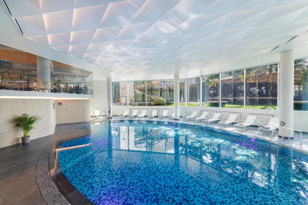 Bazén v ubytování Crowne Plaza Bucharest by IHG nebo v jeho okolí
