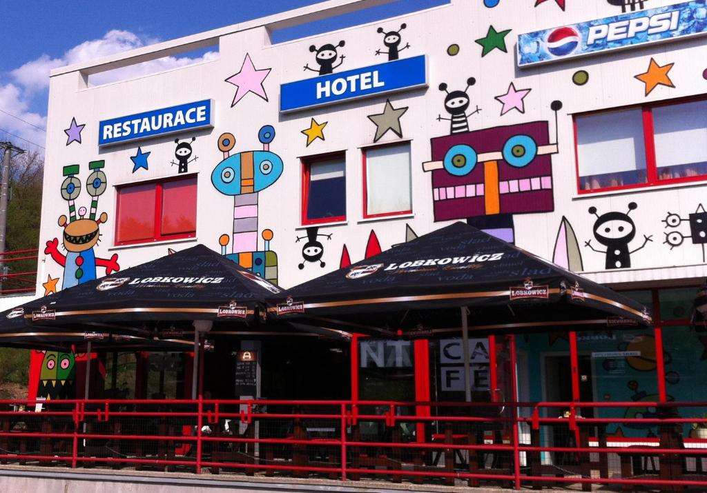 un edificio con un hotel con un cartel en Hotel Galaxie, en Zlín