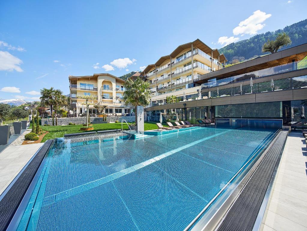 Bazén v ubytování Hotel Das Sonnenparadies nebo v jeho okolí