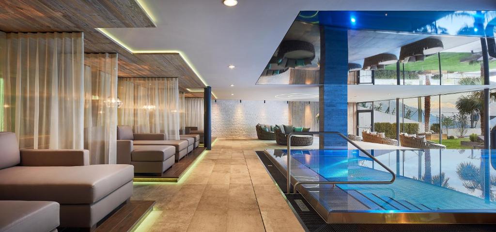 Bazén v ubytování Hotel Das Sonnenparadies nebo v jeho okolí