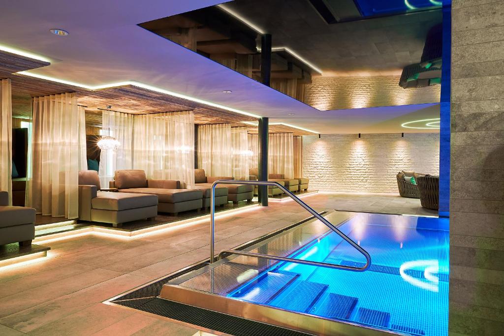 Bazén v ubytování Hotel Das Sonnenparadies nebo v jeho okolí