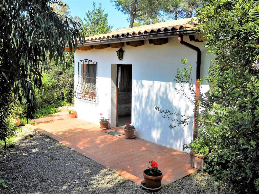 a small white house with a wooden deck at Casa Anselmi in Portoferraio