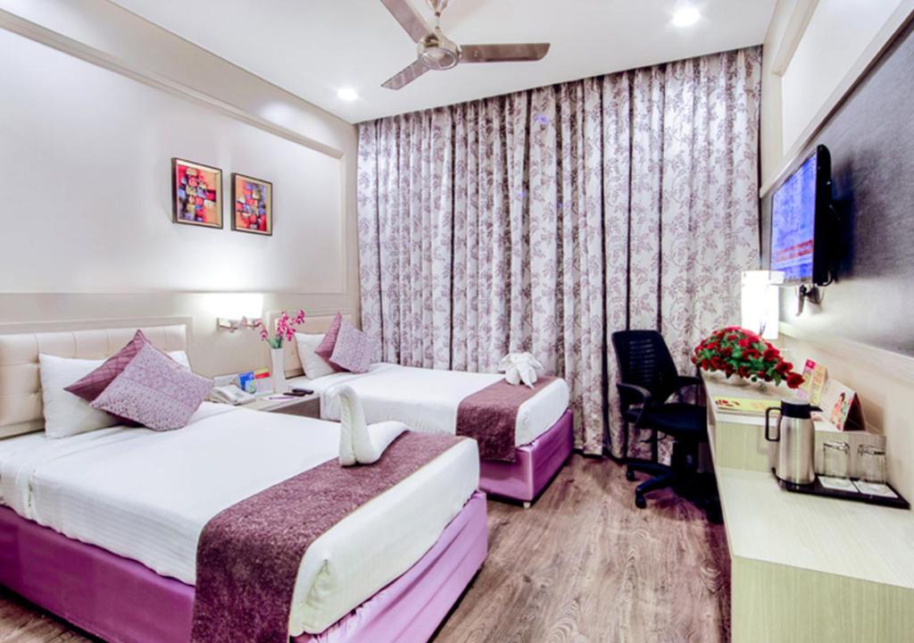Postel nebo postele na pokoji v ubytování Ramoji Film City- Tara Comfort Hotel