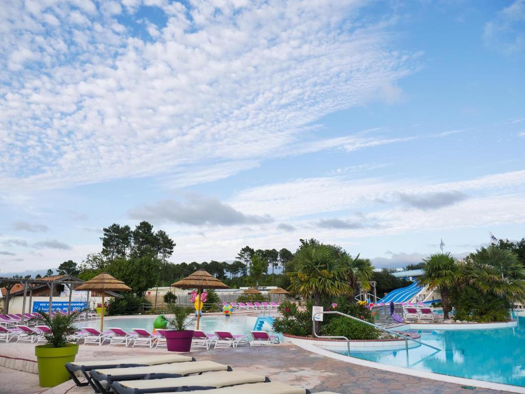 Bazén v ubytování Camping Officiel Siblu La Réserve nebo v jeho okolí