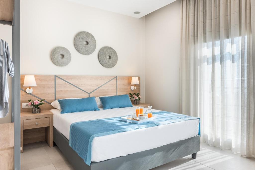 Santorini Main Square - Resim 9