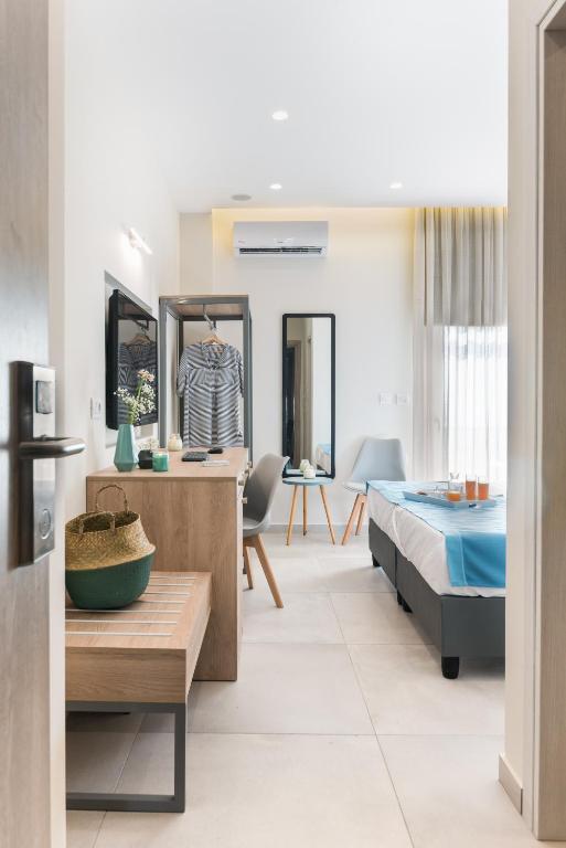 Santorini Main Square - Resim 23