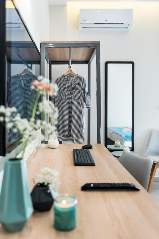 Santorini Main Square - Resim 26