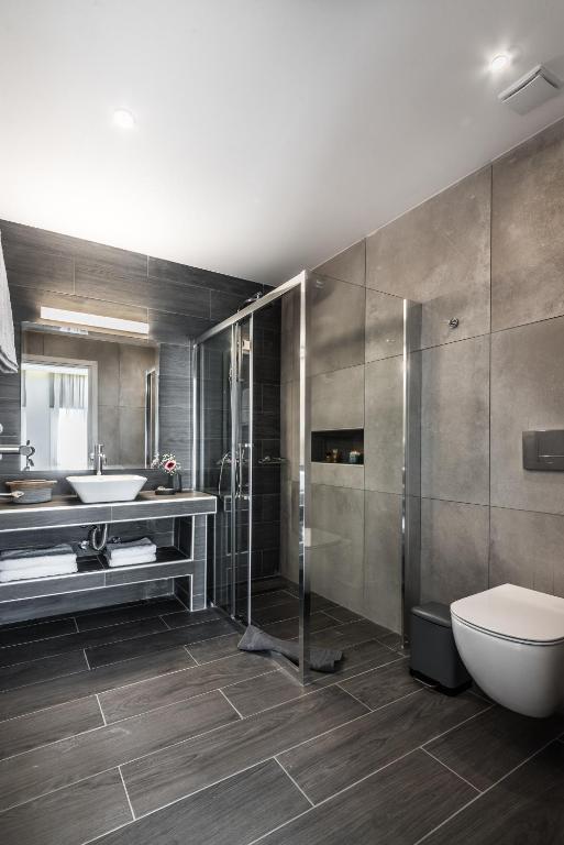 Santorini Main Square - Resim 3