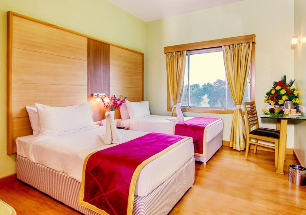 Postel nebo postele na pokoji v ubytování Ramoji Film City- Tara Comfort Hotel