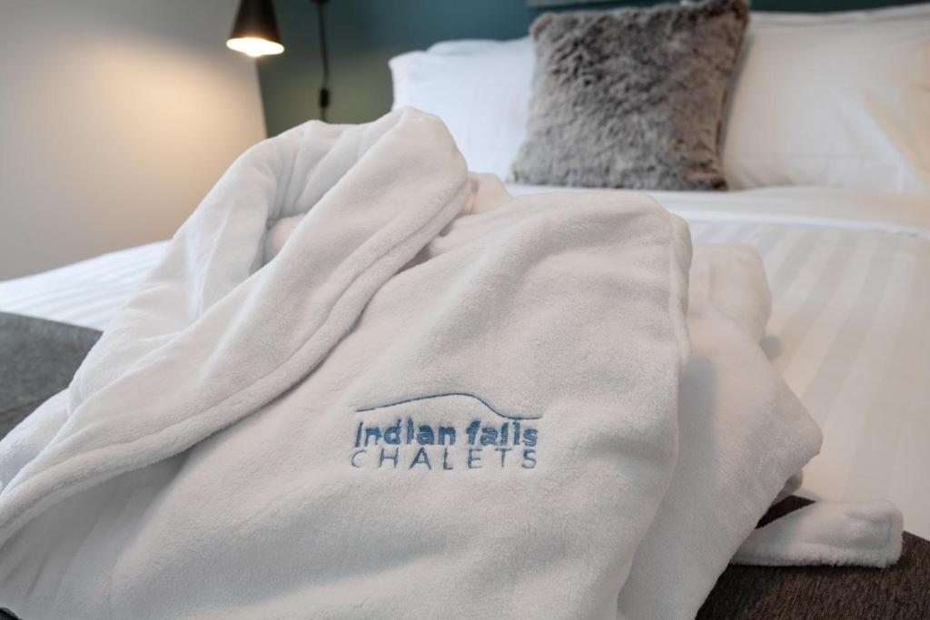 Postel nebo postele na pokoji v ubytování Indian Falls Chalets