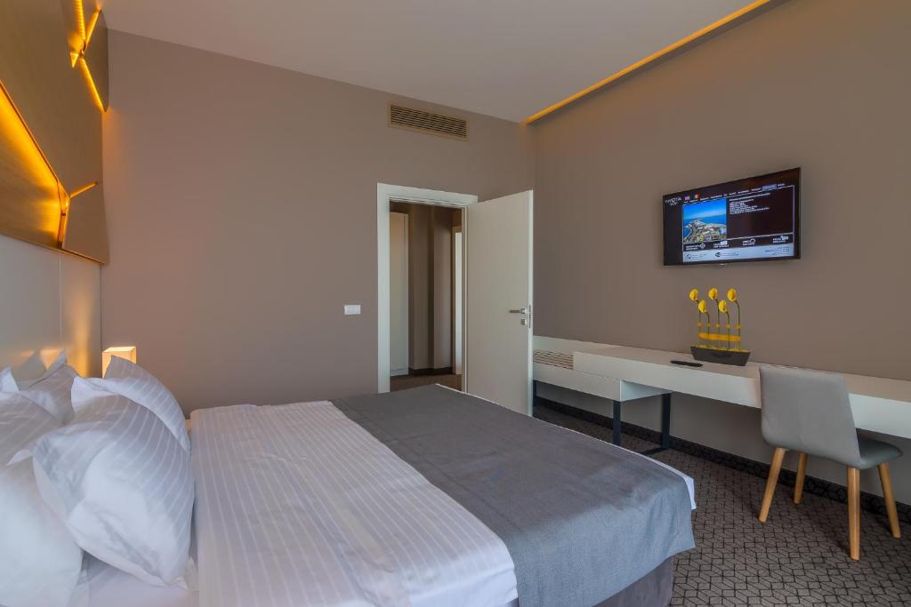 Nyota Hotel & Conference Center - Deluxe Suite With Sea View