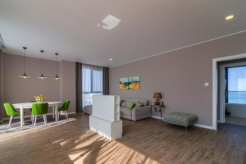 Nyota Hotel & Conference Center - Deluxe Executive Suite With Terrace
