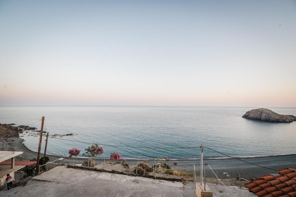 a view of the ocean from a building at Beach View in Kaloi Limenes