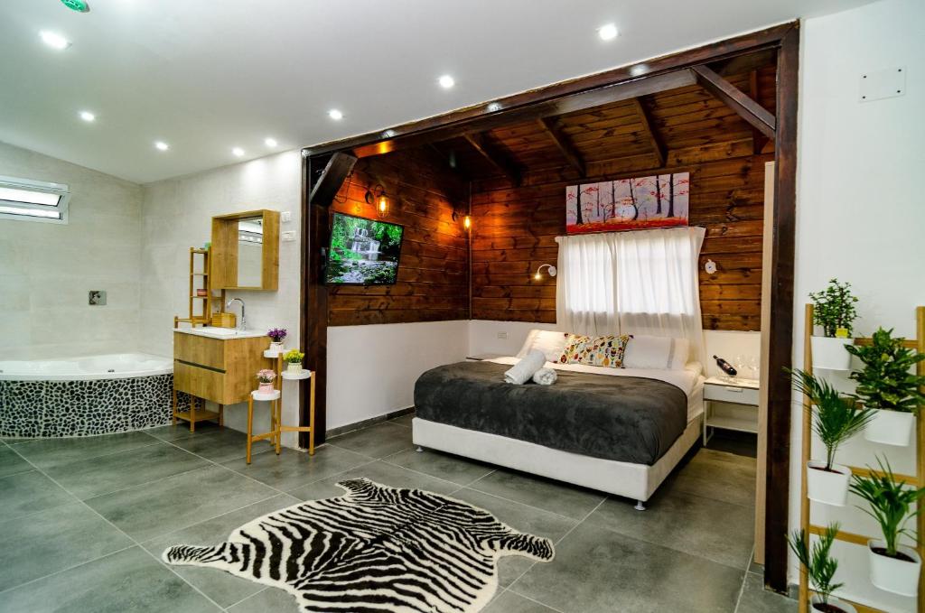 Postel nebo postele na pokoji v ubytování Kinneret Lodging