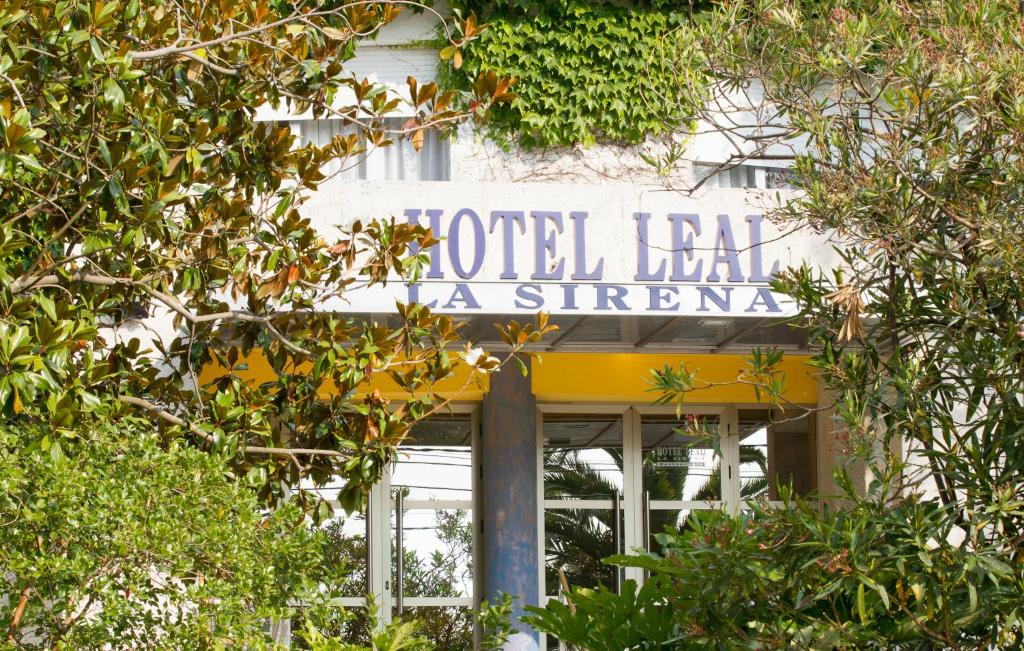 um sinal para um hotel chamado estrofe num edifício em Hotel Leal - La Sirena em Vilanova de Arousa
