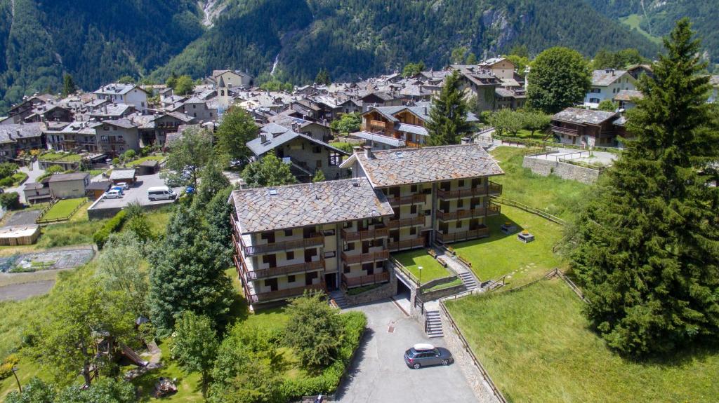 una vista aérea de un pueblo con un edificio en Casa vicino Courmayeur en Verrand