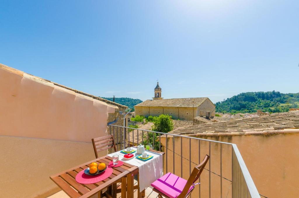 balkon ze stołem i krzesłami na budynku w obiekcie Casa Vella (Vall Petit) w mieście Mancor del Valle