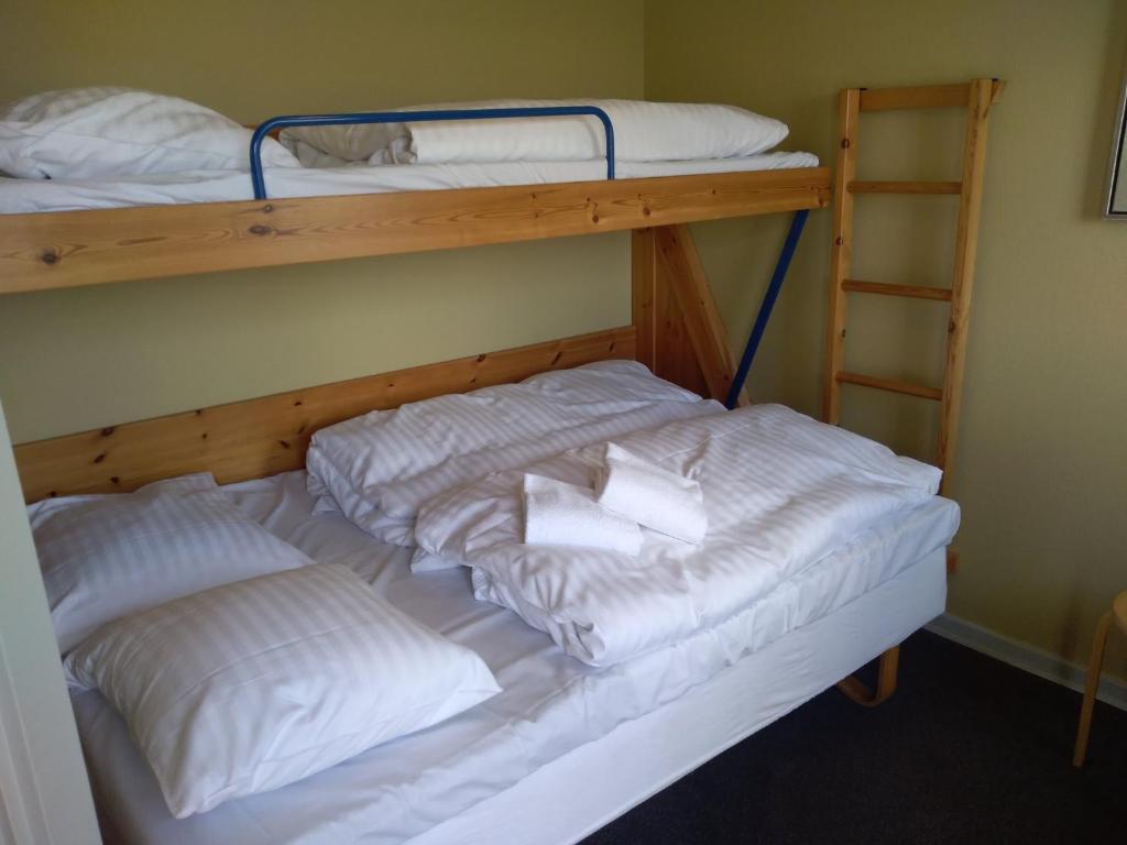 パドボーにあるMotel Lyrenの二段ベッド2組(白い枕、はしご付)