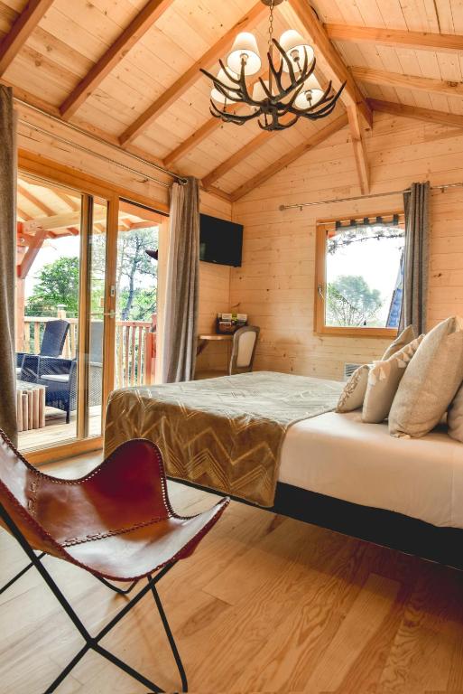 TV a/nebo společenská místnost v ubytování Logis Hôtel Emeraude des Bois