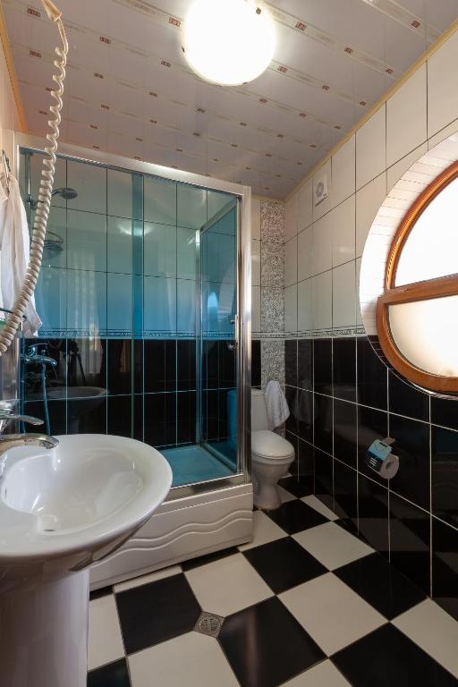 Koupelna v ubytování Penthouse Hotel