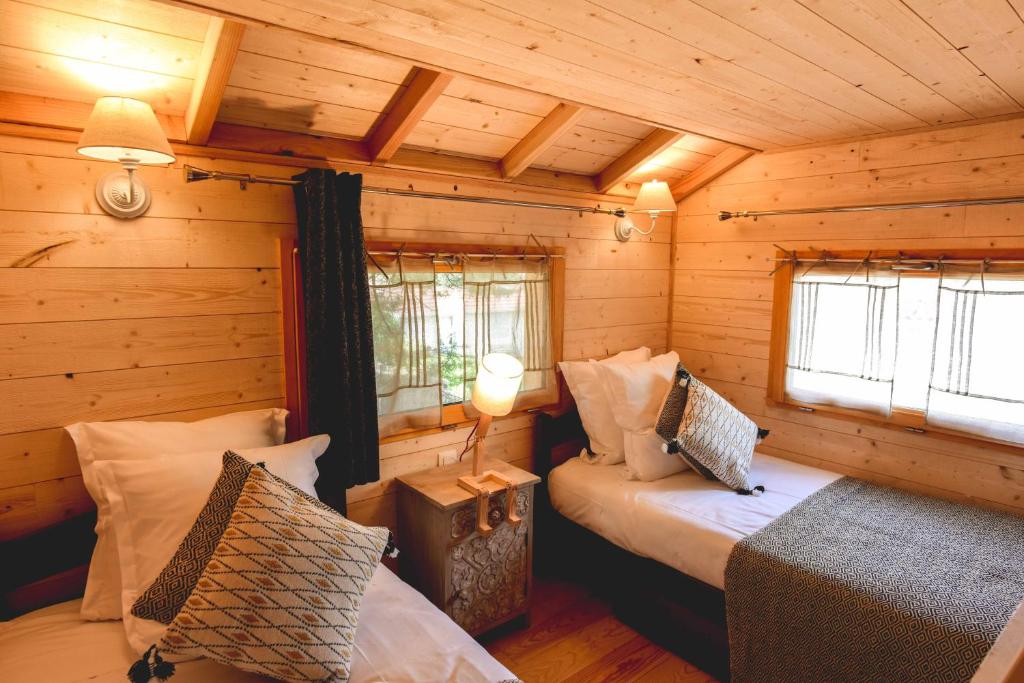 Postel nebo postele na pokoji v ubytování Logis Hôtel Emeraude des Bois