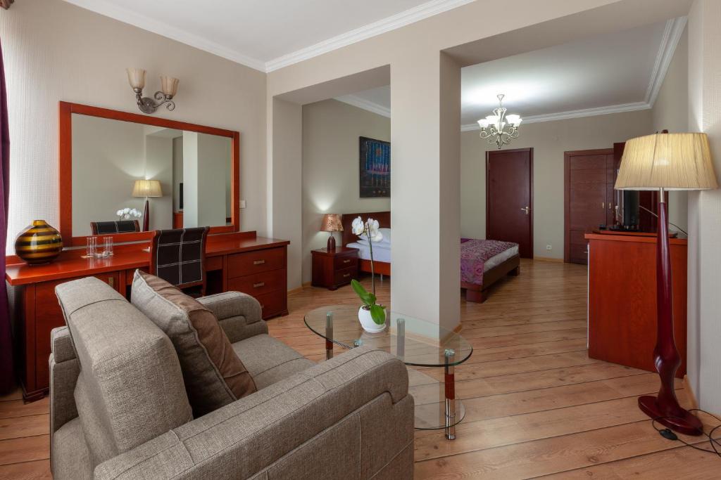 TV a/nebo společenská místnost v ubytování Penthouse Hotel